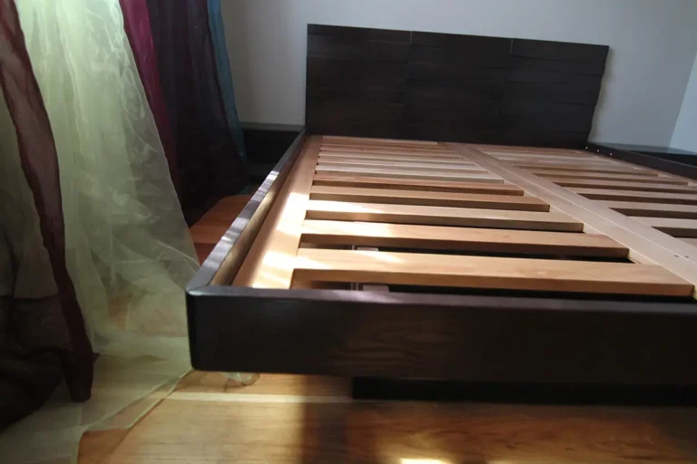 Миниатюра кровати с ящиками
