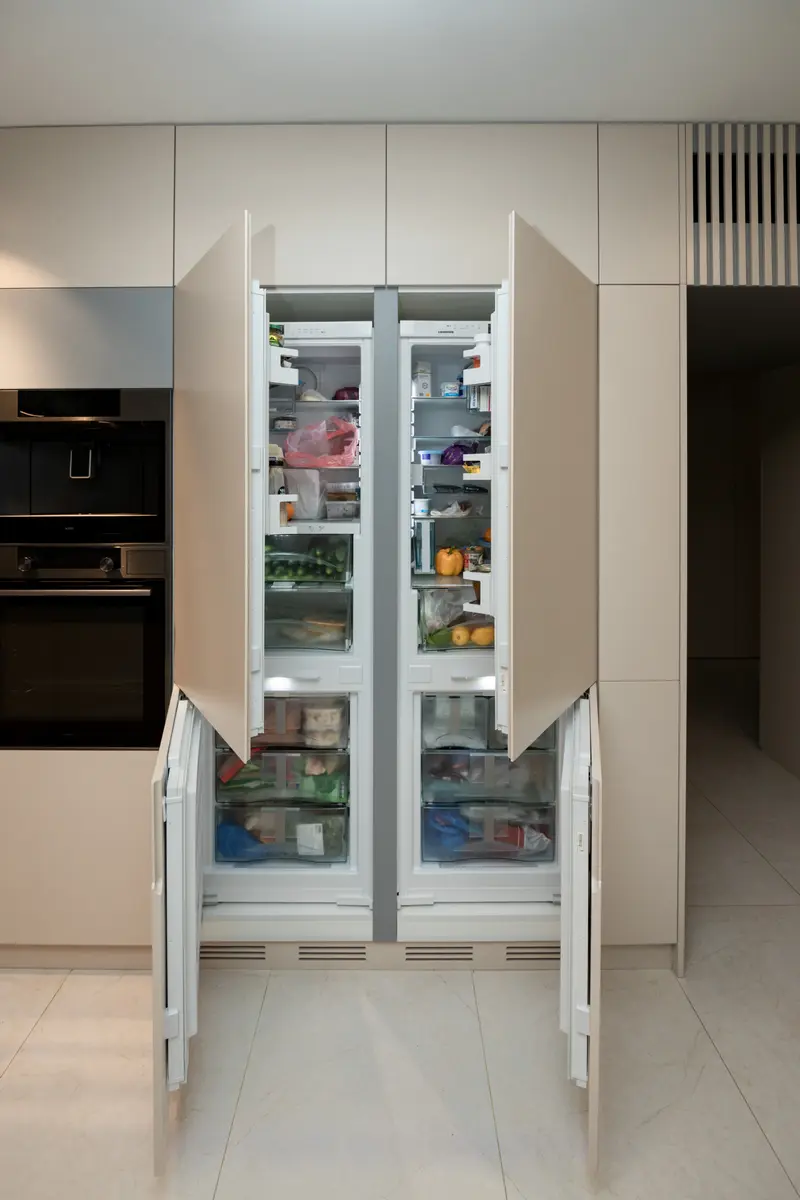 Два холодильника на кухне