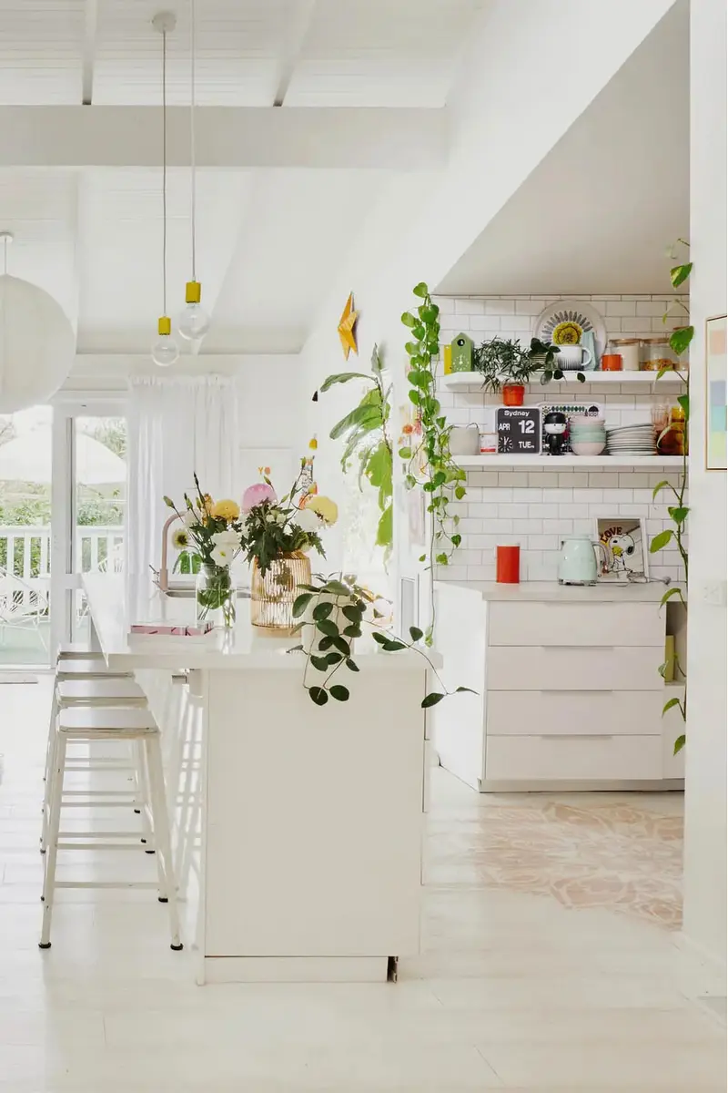 Белаая кухня с цветами