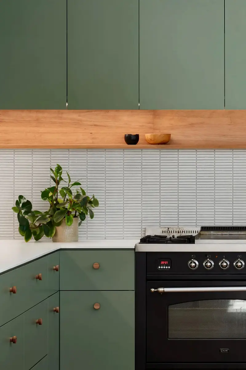 Зеленая кухня дизайн полок