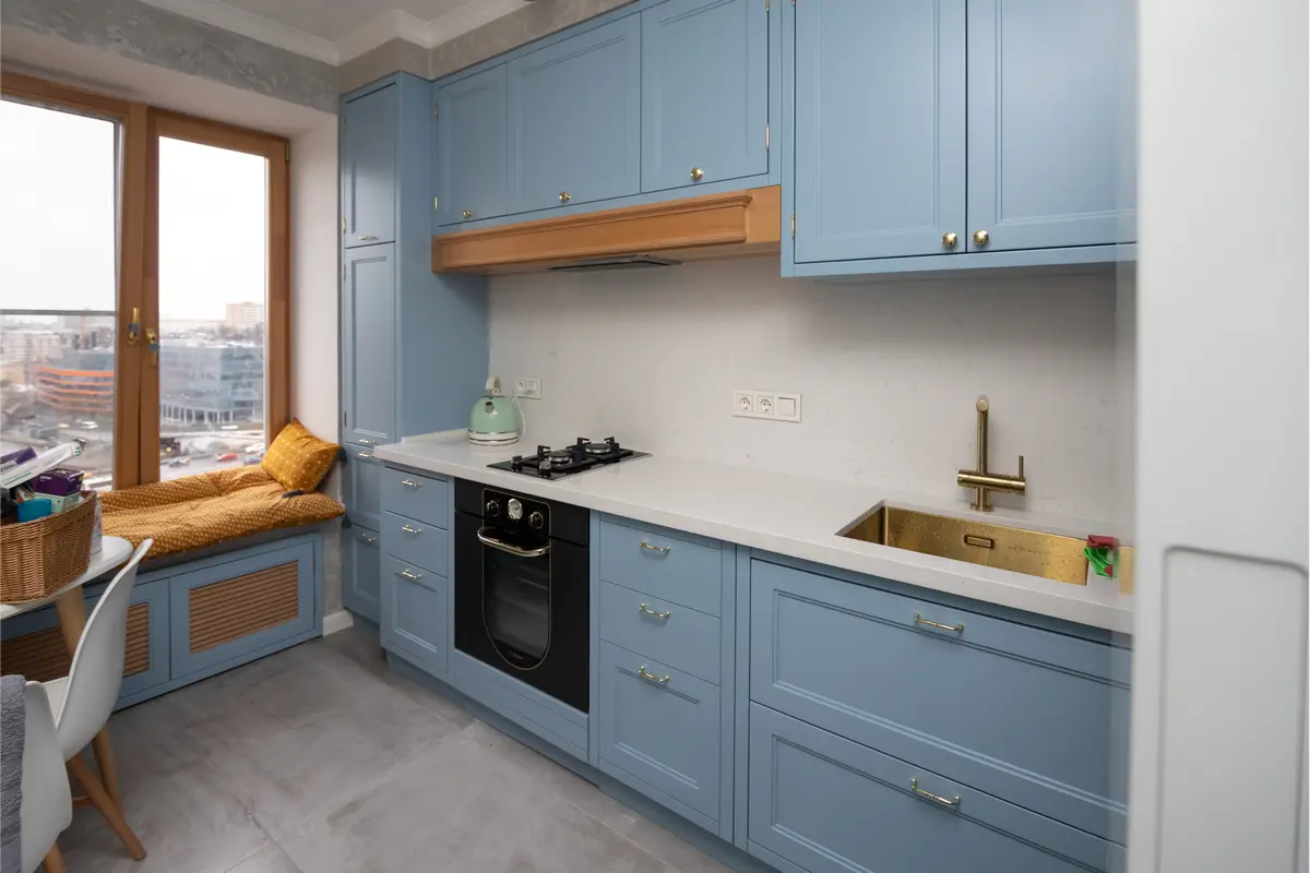 Голубой интерьер маленького кухонного гарнитура