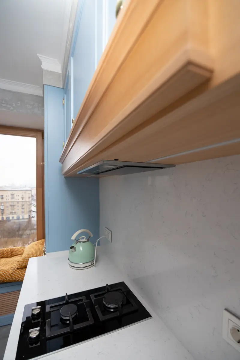 Декор шкафа под вытяжку маленького кухонного гарнитура