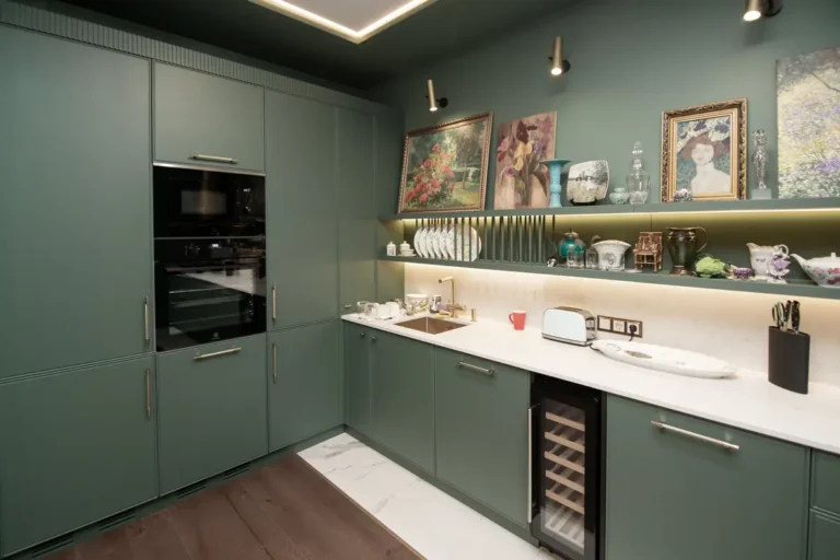 зеленая кухня в стиле неоклассика