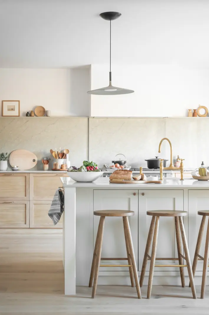 Белая кухня-гостиная в стиле современная классика
