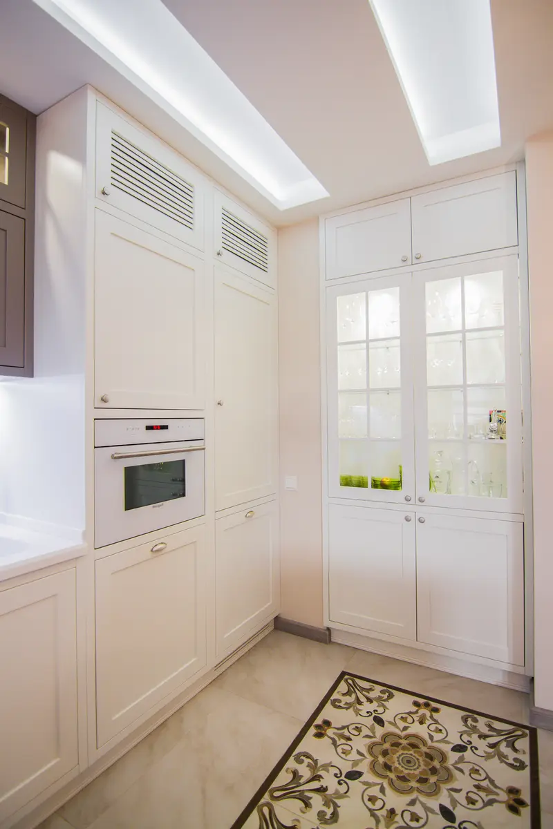 Шкафы-витрины со светом на кухне