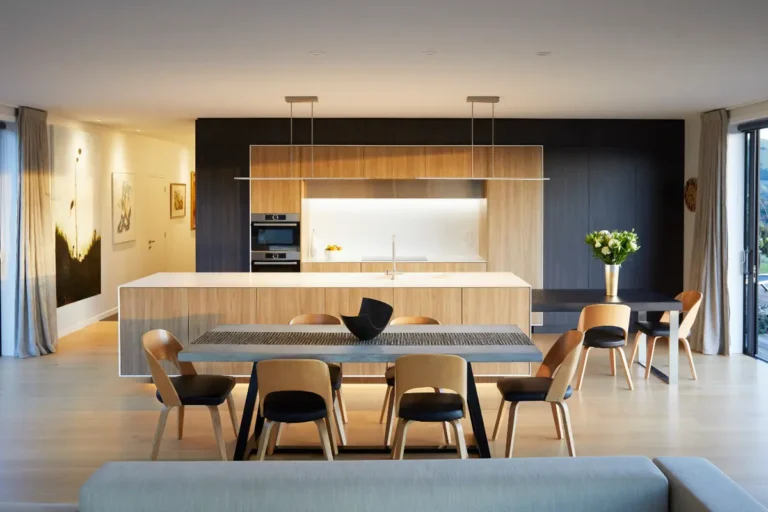 Крутая большая минималистичная кухня с деревянными и черными фасадами