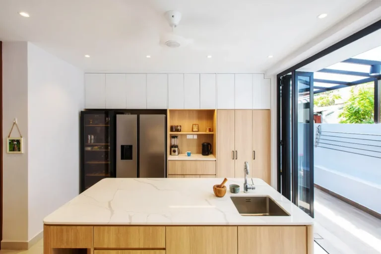 Встроенная между стен и под потолок кухня в стиле минимализм