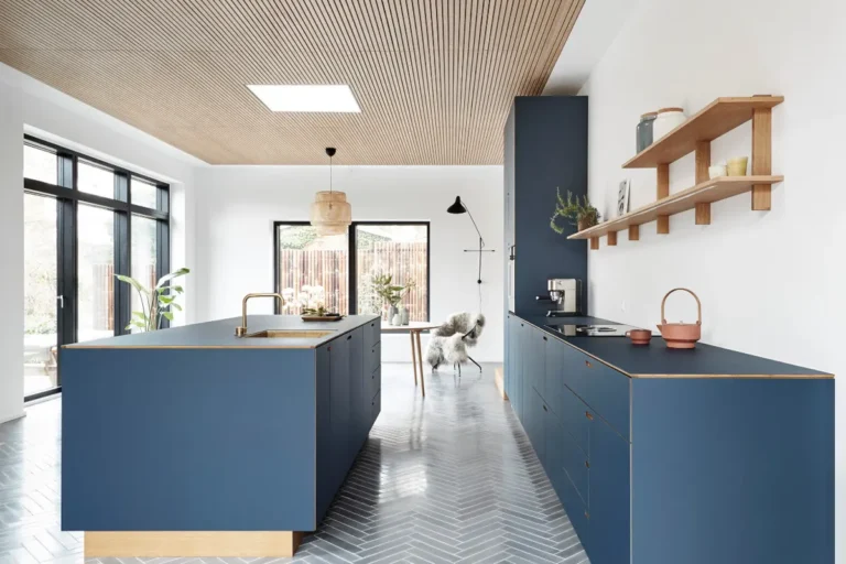 Кухонные гарнитуры с серыми фасадами