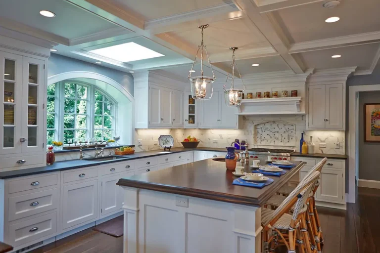 Большая белая кухня с арочными формами и классическим кессонным потолком