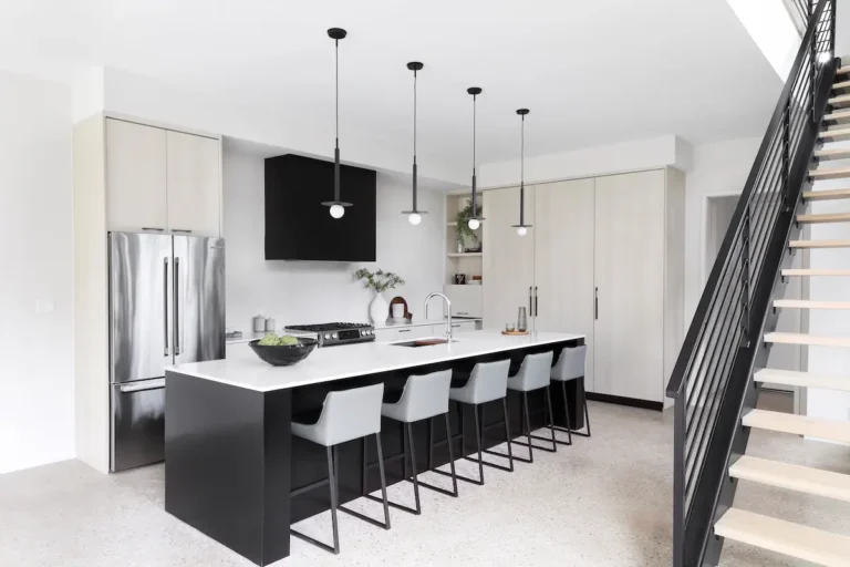 Черно-белая кухня в стиле модерн с металлической лестницей на 2 этаж