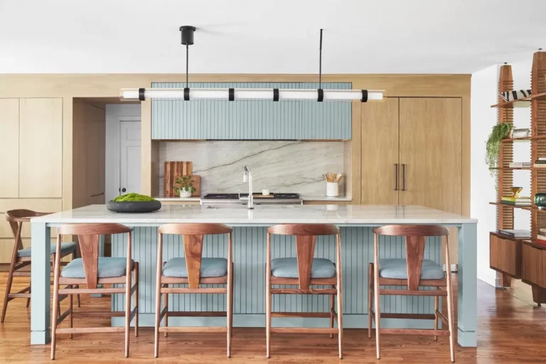 Модный кухонный гарнитур с плоскими деревянными и полосатыми голубыми фасадами