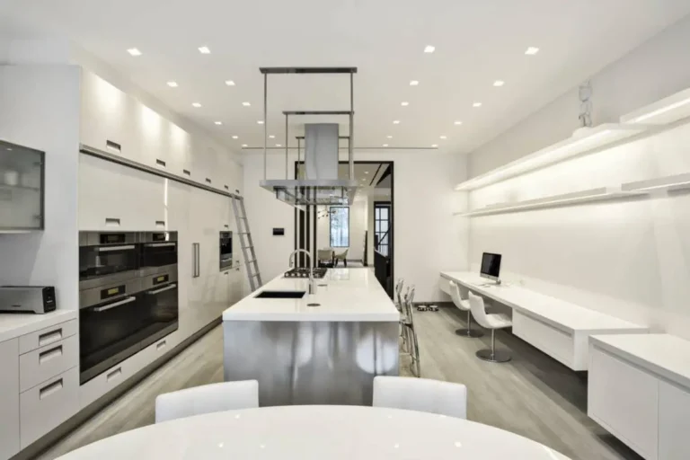 Высокая современная кухня-кабинет с лестницей и деталями из стали