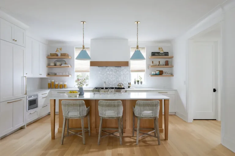 Бело-деревянная кухня под потолок с единым высоким карнизом по гарнитуру и периметру помещения