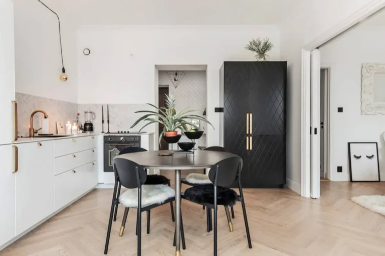 Черно-белая кухня-гостиная без навесных шкафов с рисунком ромбиками в стиле модерн