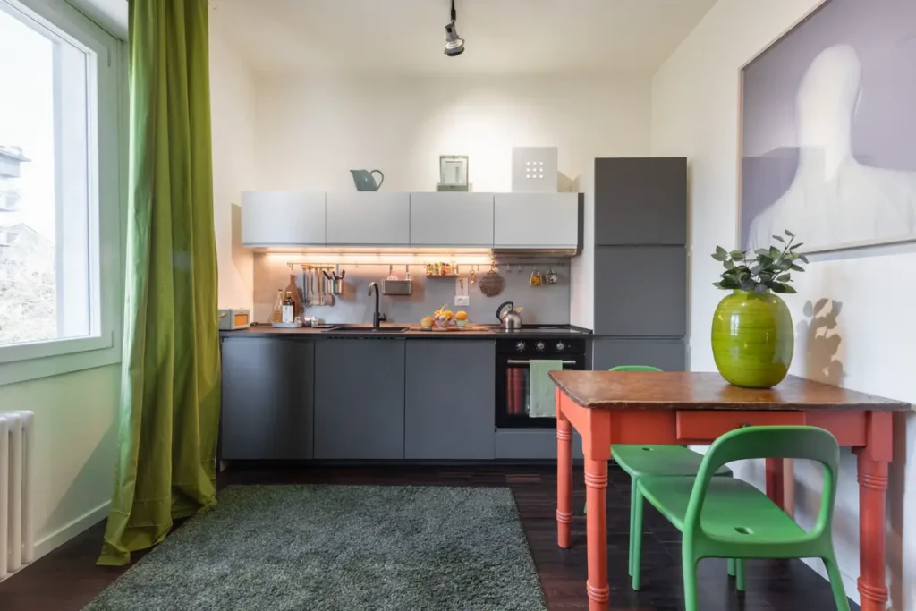 Кухня-гостиная-спальня с отдельно стоящей мебелью в городской студии 26 кв м