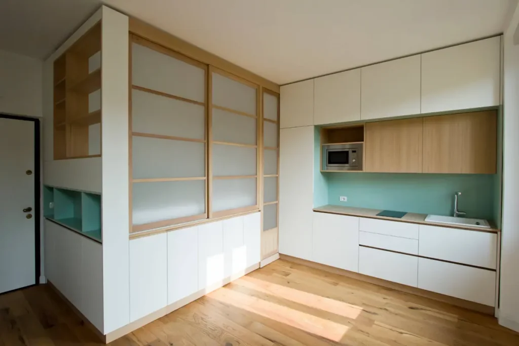 Кухня и спально-шкафной модуль в едином стиле в малом пространстве квартиры-студии