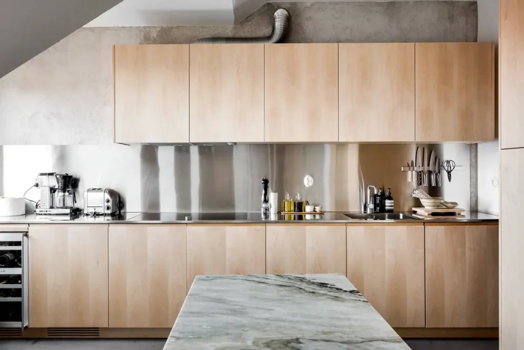 Прямой ассиметричный кухонный гарнитур с фасадами, покрытыми полосками шпона экранирующей березы