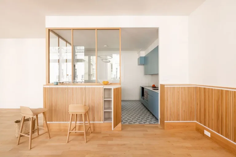 Синяя кухня с островом в изолированном павильоне из шкафов с реечными фасадами и стеклянных рам