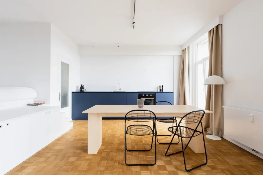 Синяя мини-кухня без навесных шкафов в скандинавском интерьере студии