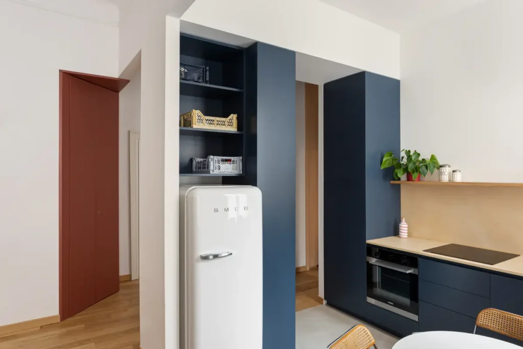 Скандинавский кухонный минимализм без навесных шкафов в синем и деревянном цвете