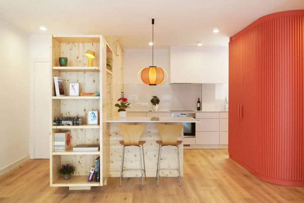 Современная кухня со шкафами из сучковой хвои и большим красным рифленым шкафом-стеной