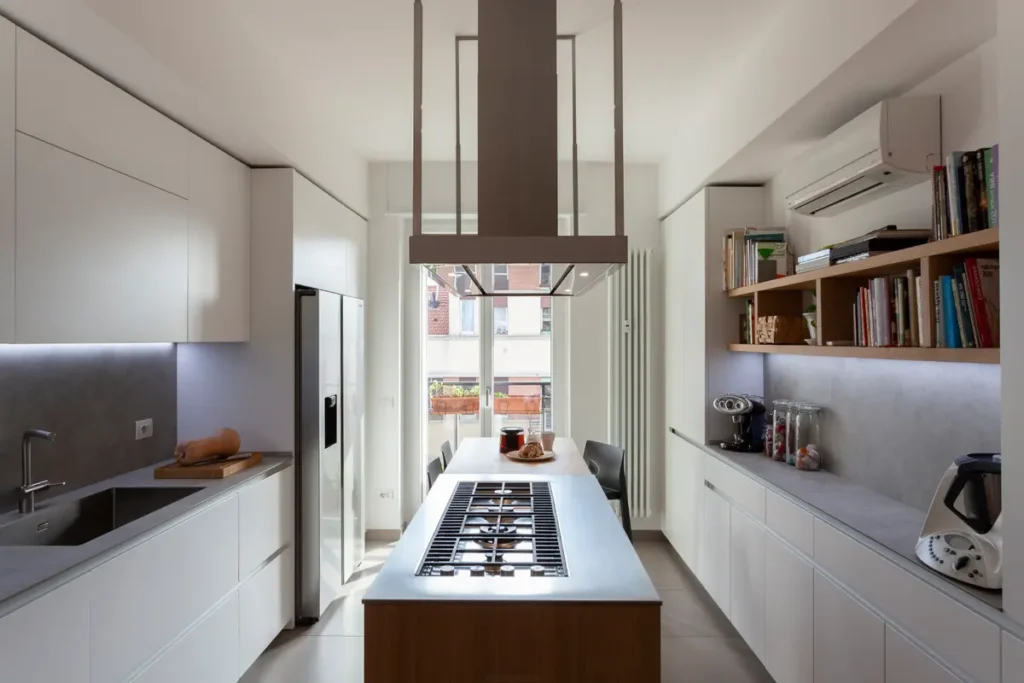 Современная светлая кухня без ручек в 3 линии в вытянутом пространстве