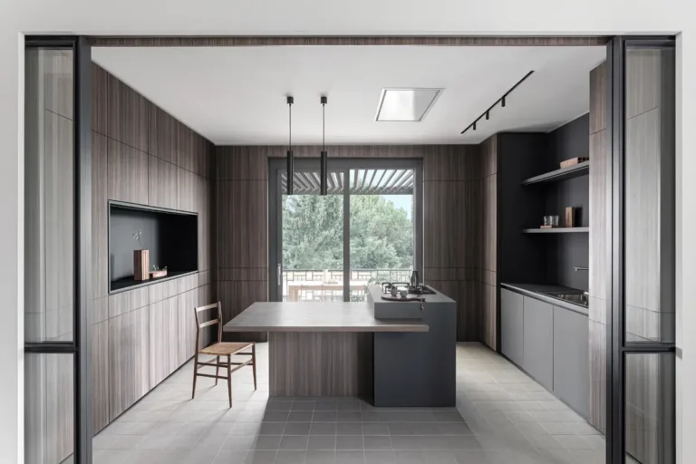 Современная темная кухня без ручек с деревянными фасадами и стеновыми панелями
