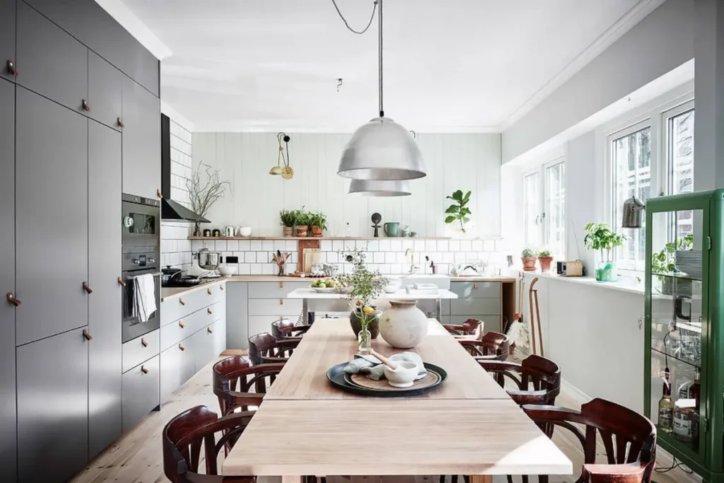 Светлая скандинавская кухня с серой мебелью и салатовыми досками на стене