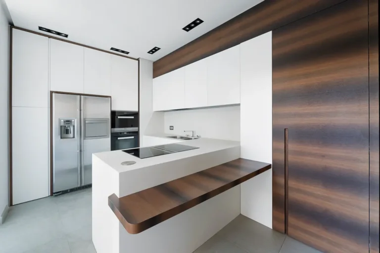 Встроенная кухня в стиле минимализм со стеновыми панелями и межкомнатной дверью из 2-х-цветного шпона
