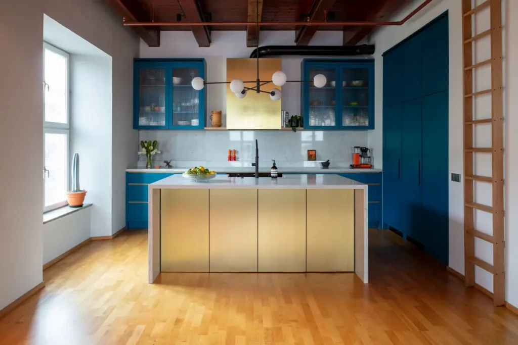 Встроенная темная кухня с синими и позолоченными фасадами без ручек