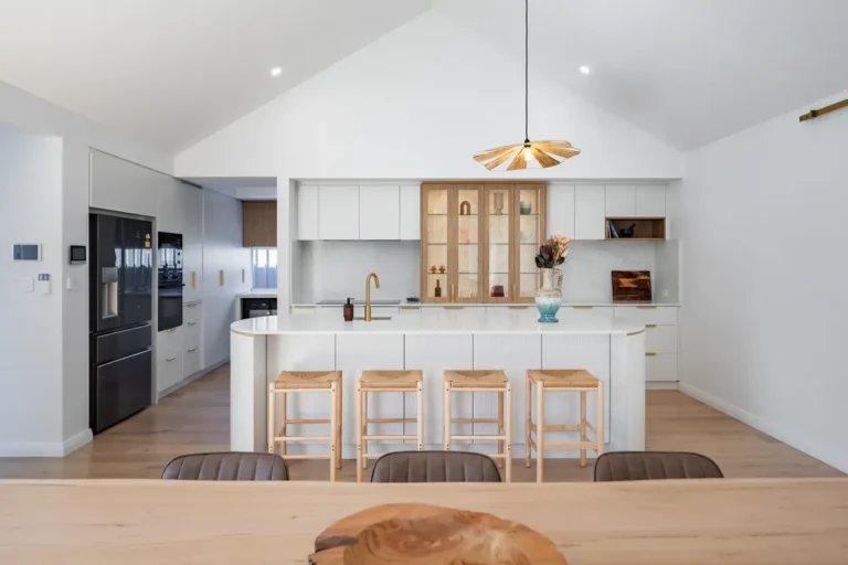 Белая кухня-гостиная с радиусным островом в скандинавском стиле под 2-х-скатным потолком без чердака