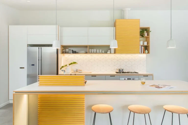 Белая кухня из фанеры и пластика с желтым столярным декором