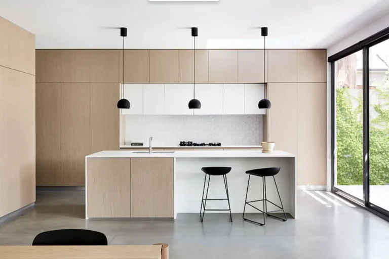 Большая кухня с белыми и файн-лайн фасадами в стиле минимализм и зазором до потолка