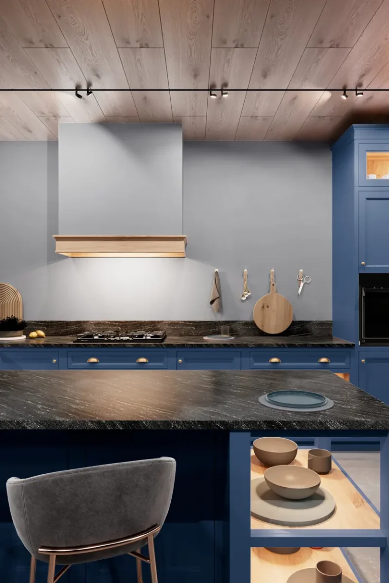 Большая неоклассическая кухня JG Кристи Честер с синими фасадами