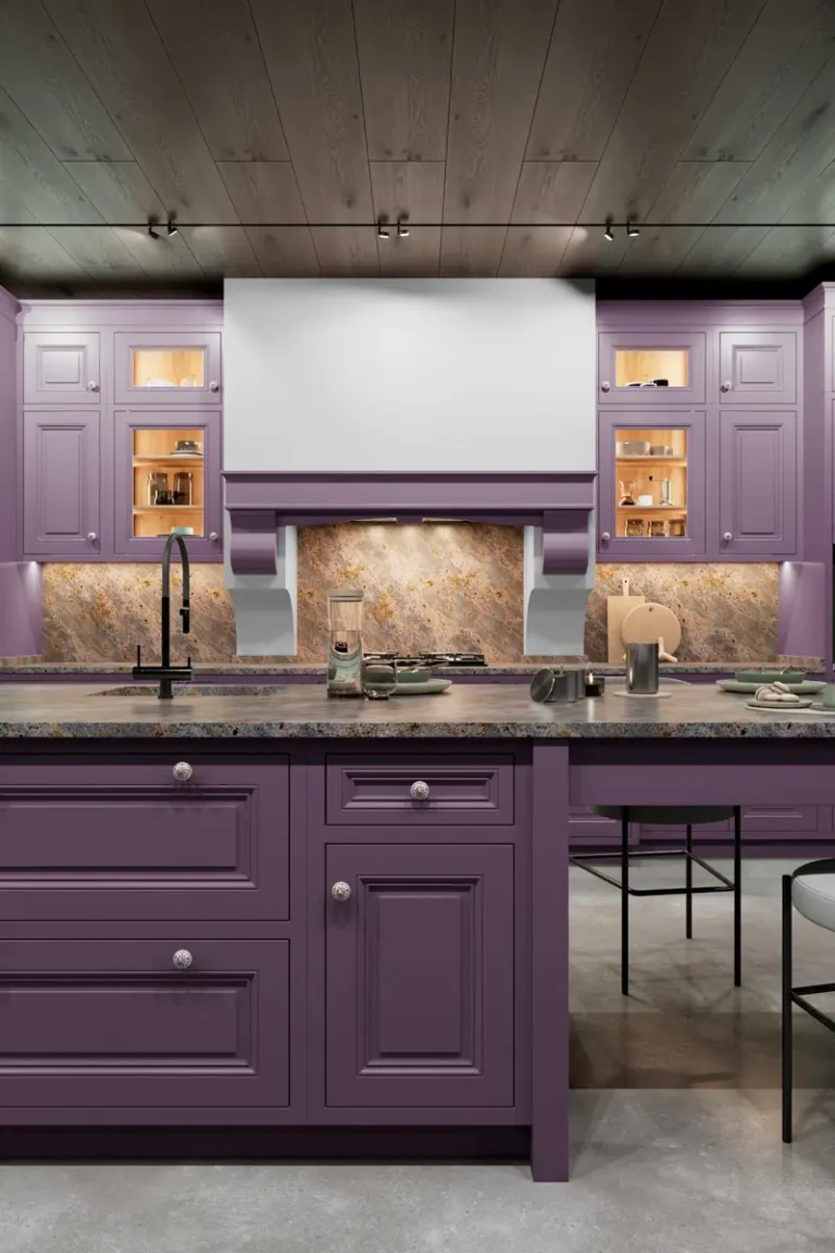 Фиолетовая кухня JG Меган Йорк в неоклассическом стиле