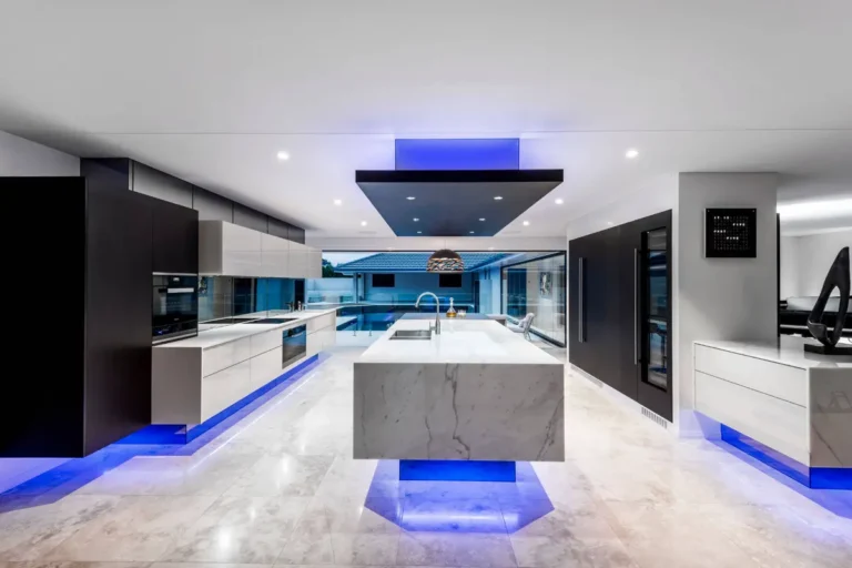 Кубическая хай-тек кухня-гостиная с синей подсветкой и подвижными элементами