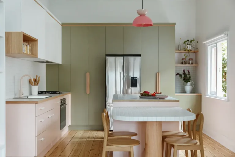 Модерновый дизайн бело-розово-зеленой кухни с деревянными акцентами и керамикой на обеденной столешнице