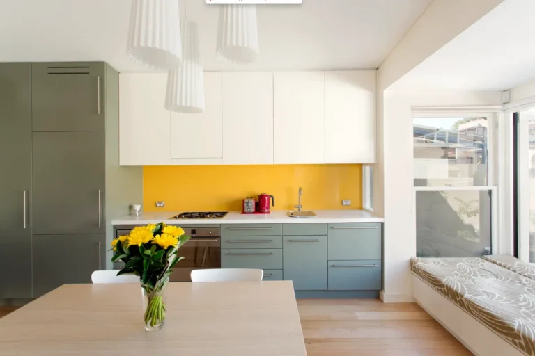 Цветастая кухня-гостиная-столовая-кабинет с желтыми, зелеными, фиолетовыми и красными акцентами