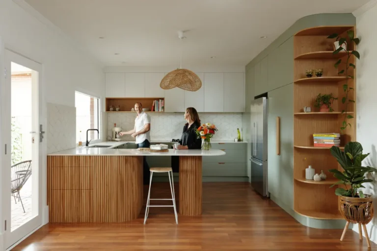 Встроенная под потолок П-образная кухня с кастомными деревянными ручками и вертикальными рейками