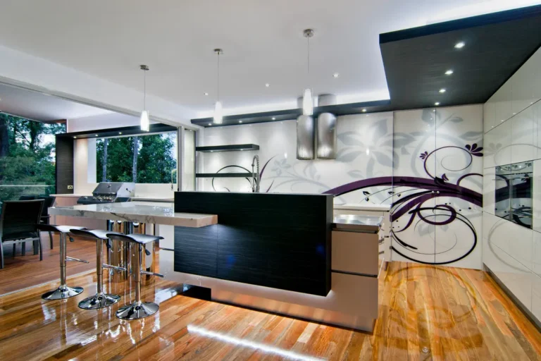 Яркий дизайн кухни с островом и 2-мя гарнитурами в хроме, глянце и стекле с бело-фиолетовыми цветочными принтами