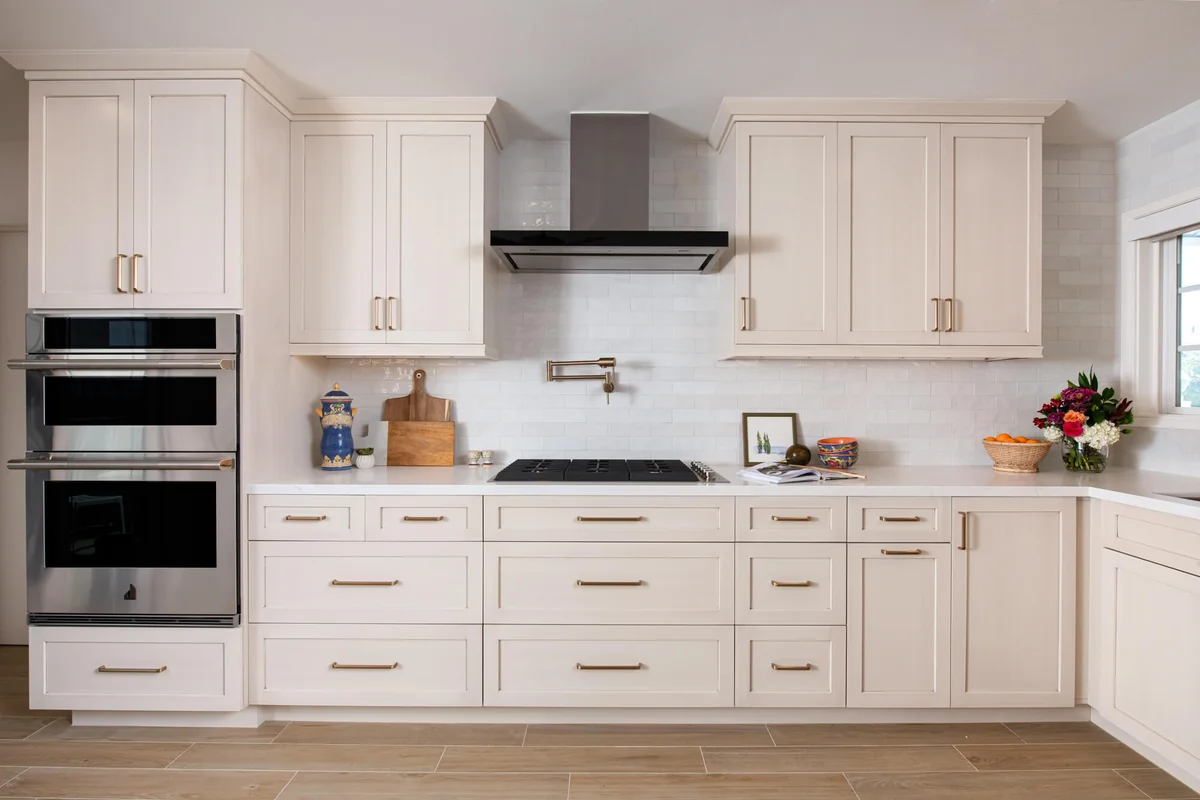 Fountain Valley Kitchen Remodel — Классическая белая кухня в Orange County
