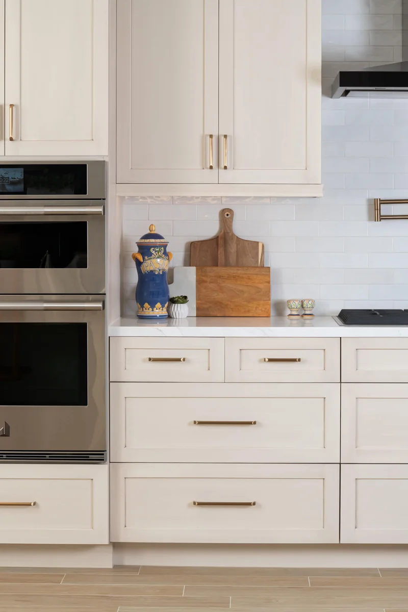 Fountain Valley Kitchen Remodel — Классическая белая кухня в Orange County