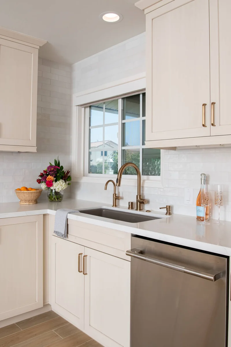 Fountain Valley Kitchen Remodel — Классическая белая кухня в Orange County