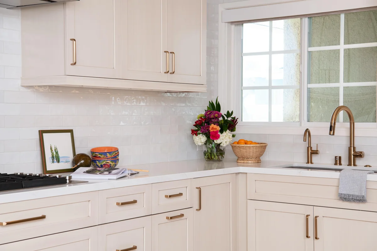 Fountain Valley Kitchen Remodel — Классическая белая кухня в Orange County