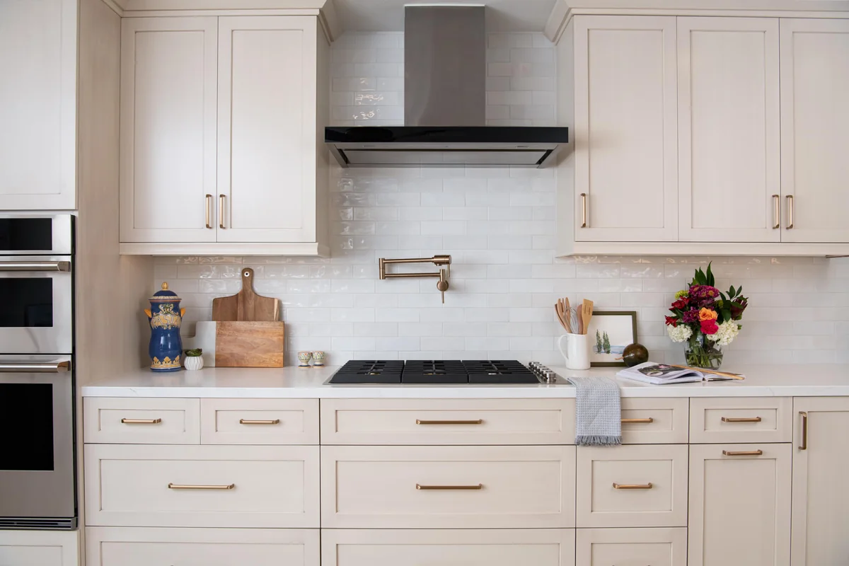 Fountain Valley Kitchen Remodel — Классическая белая кухня в Orange County