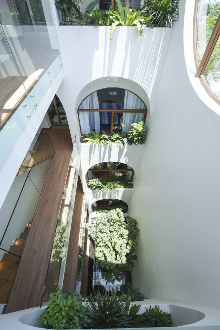 Пятиуровневый дом с аркой во Вьетнаме, наполненный светом, растениями и открытыми пространствами — Гостеприимный первый этаж