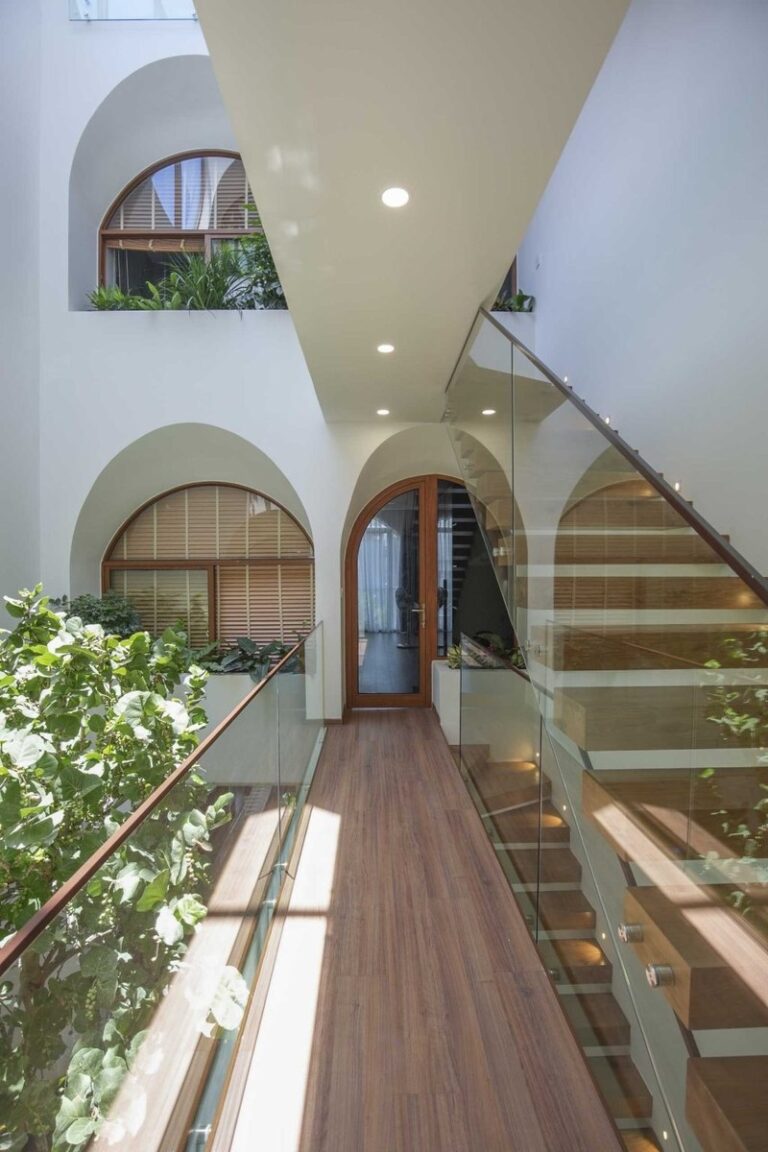 Пятиуровневый дом с аркой во Вьетнаме, наполненный светом, растениями и открытыми пространствами — Светлый верхний этаж и зона отдыха на крыше